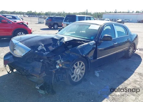 2008 Lincoln Town Car Signature Limited z USA, uszkodzony, nr VIN 2LNHM82W08X655680